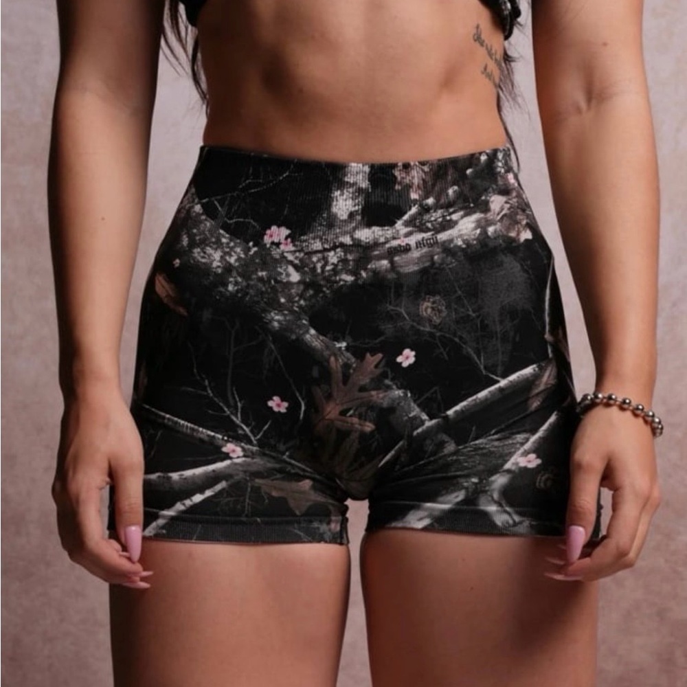 DUAL WOLF EVERSON SEAMLESS KATYA SHORTS in DARC BLOSSOM WOODLAND CAMO